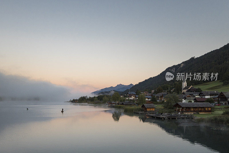 奥地利威森湖(Lake Weissensee)的清晨氛围。